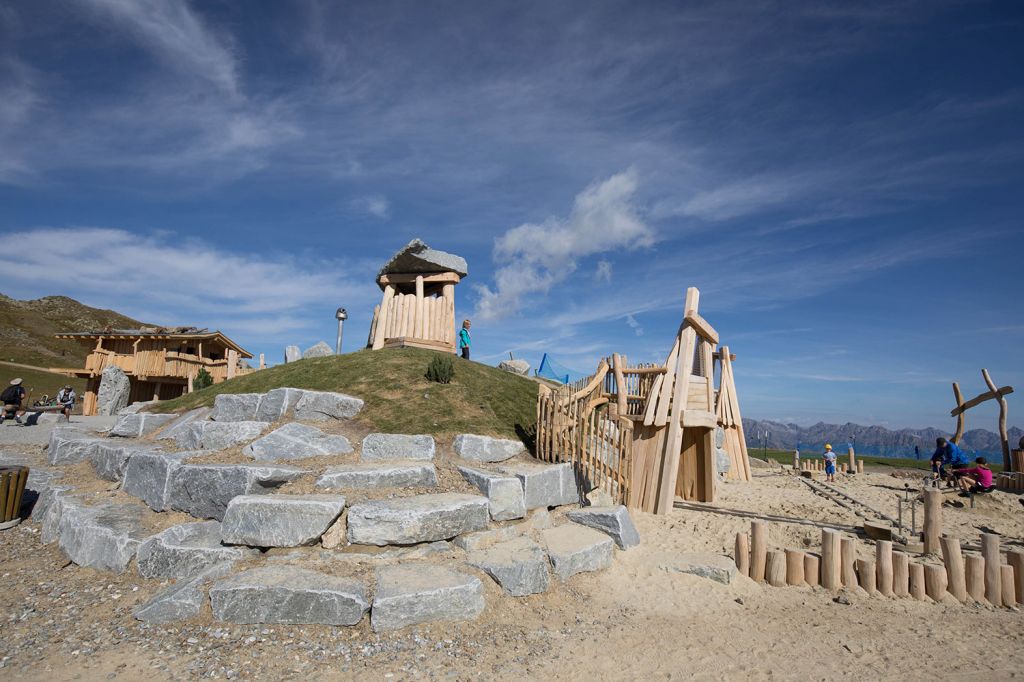 Kinderbergwerk - Fiss - Kinderbergwerk heißt der neu gestaltete Spielplatz auf dem Schönjoch an der Bergstation der Schönjochbahn. Auch hier hat man sich wieder viel Mühe gemacht, das Thema in eine Märchen- und Sagenwelt für Kinder einzupacken.  - © Fisser Bergbahnen, Andreas Kirschner