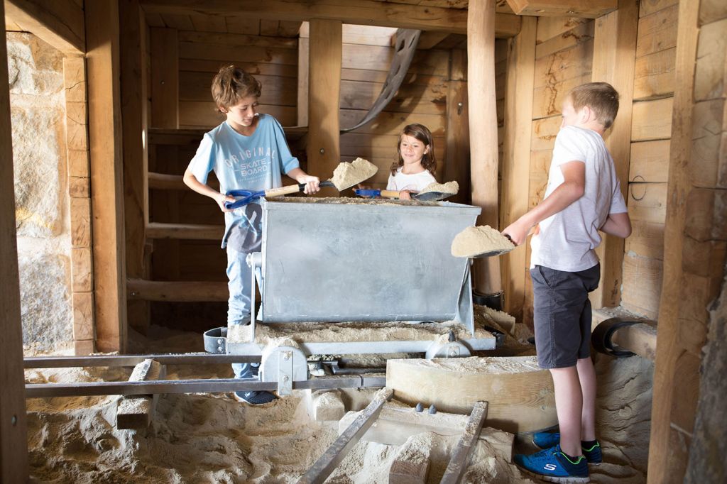 Kinderbergwerk - Fiss - Der Höhlenerlebnistunnel des Bergwerks verbirgt ein Labyrinth mit glitzernden steinen, die gefunden werden wollen. - © Fisser Bergbahnen, Andreas Kirschner Kinderbergwerk - Fiss - Der Höhlenerlebnistunnel des Bergwerks verbirgt ein Labyrinth mit glitzernden steinen, die gefunden werden wollen. - © Fisser Bergbahnen, Andreas Kirschner