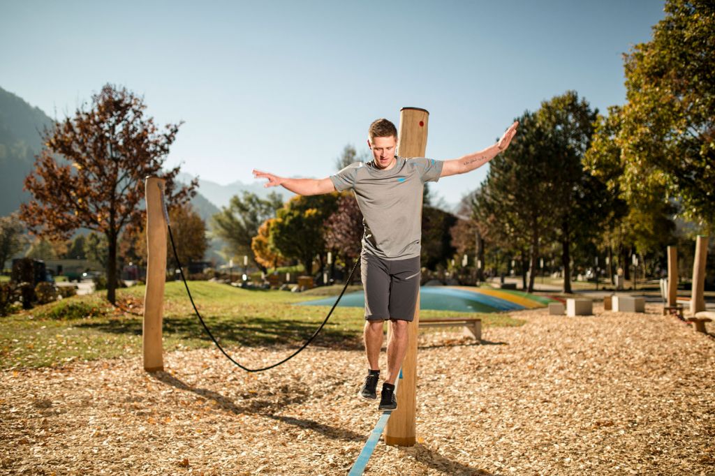 Freizeitpark - Zell am Ziller - Im Freizeitpark in Zell am Ziller im Zillertal kannst Du Dich in vielem ausprobieren - wie hier auf der Slackline. - © Freizeitpark Zell am Ziller