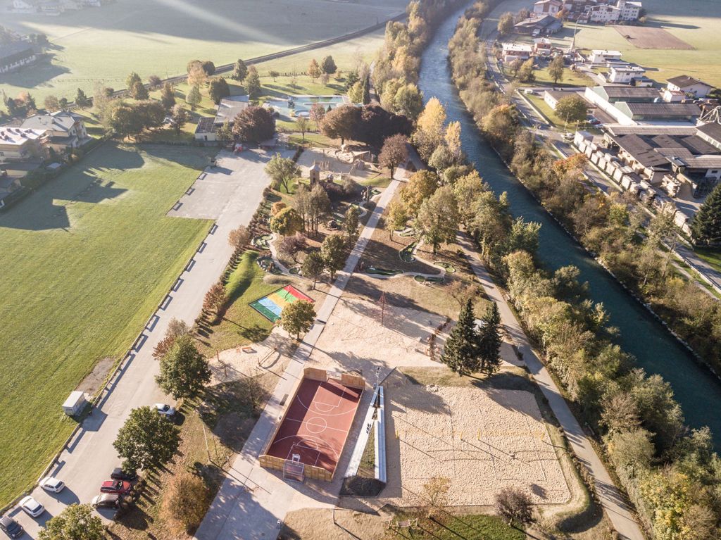 Freizeitpark Zell am Ziller - In Zell am Ziller brauchst Du nicht unbedingt den Berg hinauf, um den Kindern Spaß und Action zu bieten. An der Zillerpromenade gibt es doch diesen schönen Freizeitpark! Riesig ist er, bei einer Fläche von 45.000 m².  - © Freizeitpark Zell am Ziller