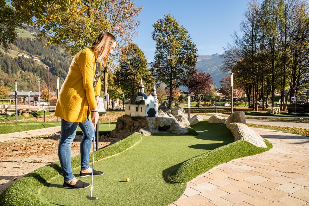 Abentener-Minigolf - Zell am Ziller - Ihre 18 Bahnen haben jede ein anderes Thema, welches mit dem Zillertal zu tun hat und sehr liebevoll und detailreich dargestellt ist.  - © Freizeitpark Zell am Ziller