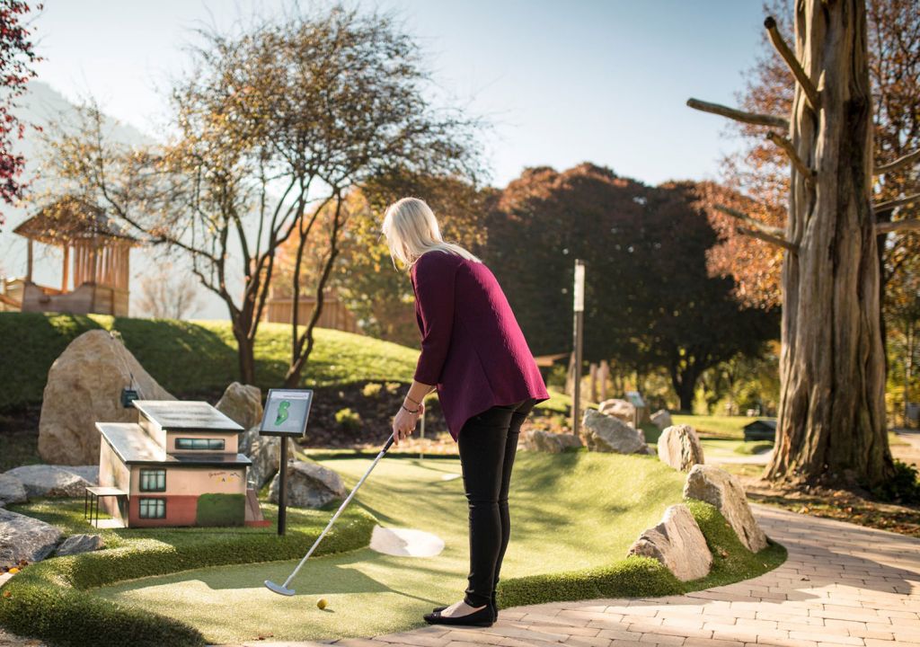 Abentener-Minigolf - Zell am Ziller - Einige Themen-Bahnen: bouldern, Käse, Klettersteige, Musik, schnitzen, Murmeltiere, Bienen, Wasser, Kuhglocke und viele mehr. - © Freizeitpark Zell am Ziller