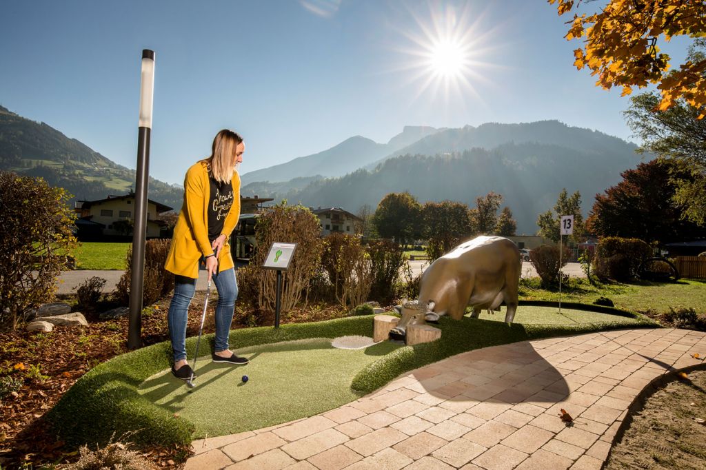 Abentener-Minigolf - Zell am Ziller - Mit dem Vorzeigen einer Gästekarte erhälst Du reduzierten Eintritt. - © Freizeitpark Zell am Ziller Abentener-Minigolf - Zell am Ziller - Mit dem Vorzeigen einer Gästekarte erhälst Du reduzierten Eintritt. - © Freizeitpark Zell am Ziller
