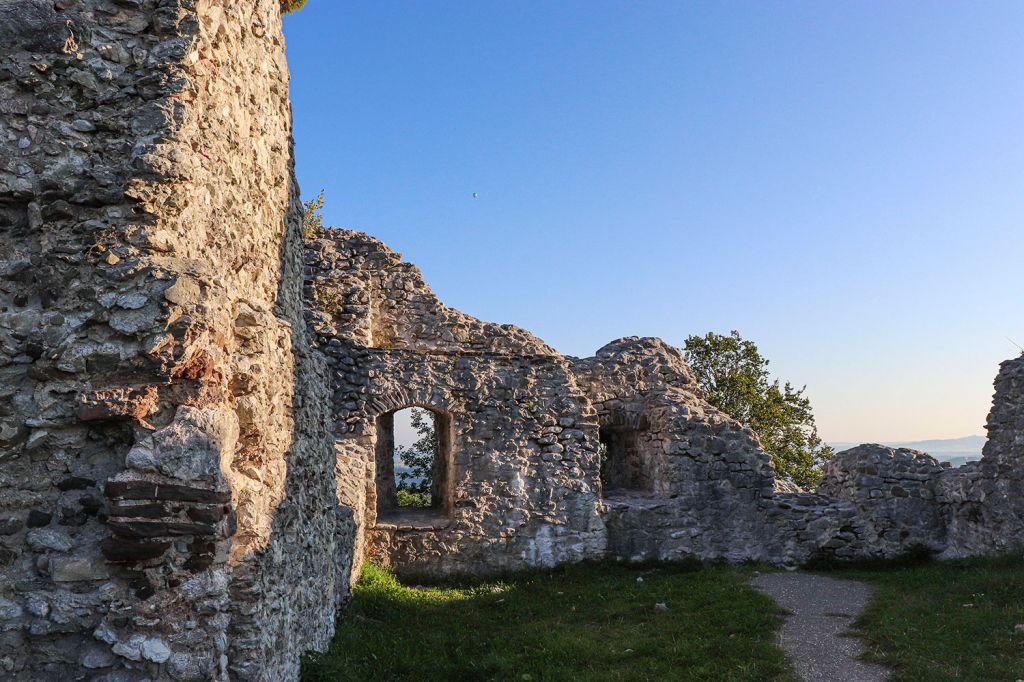 Burg Hohenfreyberg - Eisenberg - Sie fiel 1646 einer politischen Entscheidung zum Opfer (diese sowie die Burgen Eisenberg und Falkenstein wurden niedergebrannt, damit die nahenden Schweden sie nicht in die Hände bekamen und sie militärisch nutzen konnten).  - © Tourist-Info Honigdorf Seeg