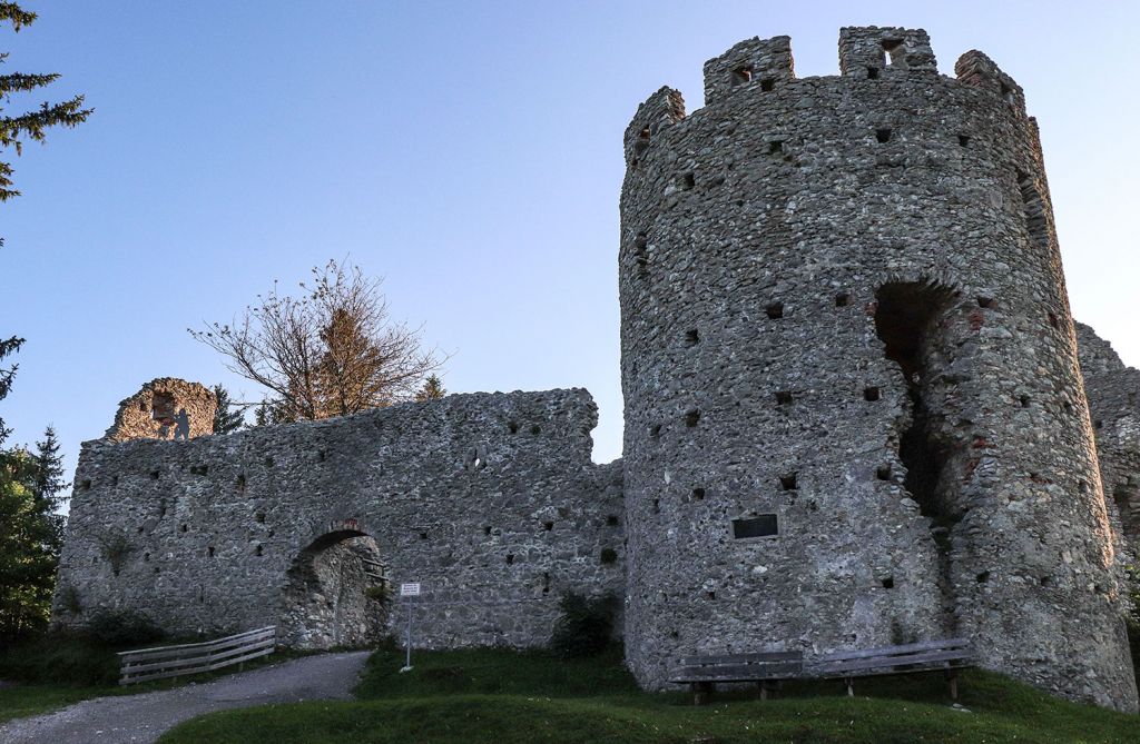 Burg Hohenfreyberg - Eisenberg - 1995 startete das Projekt der Konservierung und Sanierung der zugewachsenen Burg Hohenfreyberg, welches bis 2005 andauerte - © Tourist-Info Honigdorf Seeg