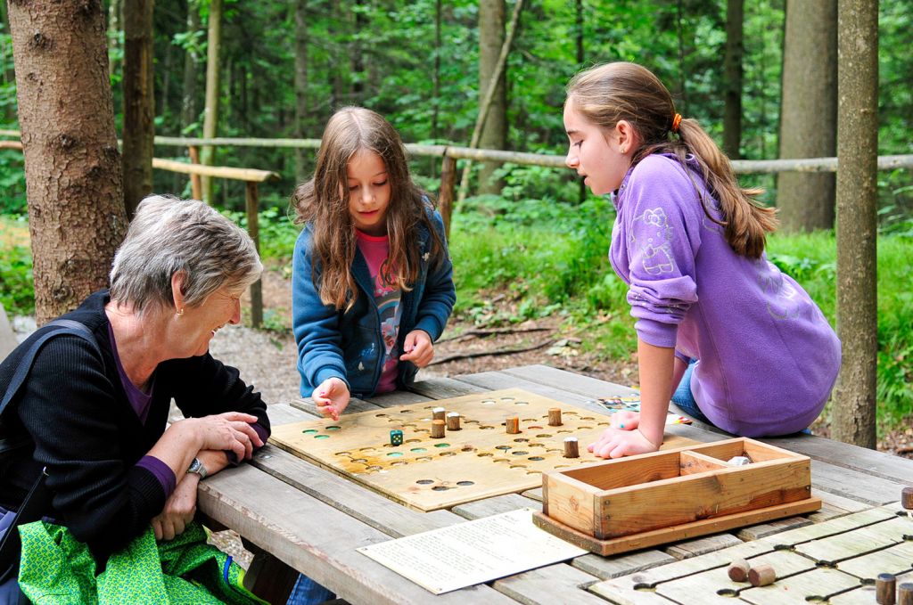 Zeit mit der Familie - Hier hast Du endlich Zeit, um zu spielen und im Moment zu leben. Die Kinder freuen sich darüber. - © Musem Tiroler Bauernhöfe / G. Grießenböck