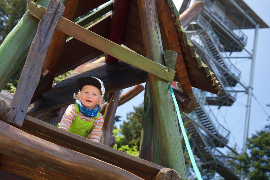 skywalk allgäu - Kleine Kinder toben sich auf dem Wasserspielplatz aus. - © skywalk allgäu gemeinnützige GmbH 