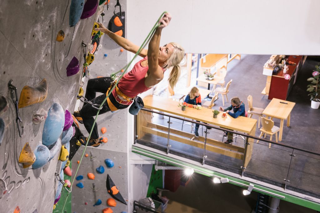 DAV-Kletterzentrum - Bischofswiesen - Die Kletter- und Boulderhalle hat eine Fläche von über 2.000 m². - © DAV Kletterzentrum Bischofswiesen DAV-Kletterzentrum - Bischofswiesen - Die Kletter- und Boulderhalle hat eine Fläche von über 2.000 m². - © DAV Kletterzentrum Bischofswiesen