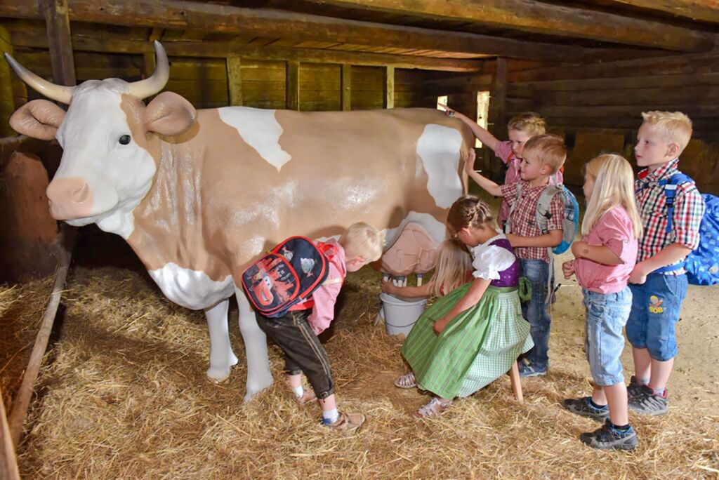 Eine Kuh... - ... allerdings nicht echt, aber in Lebensgröße. Für viele Kinder eine spannende Sache! - © Museum Tiroler Bauernhöfe