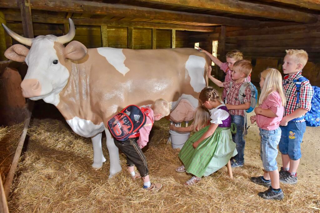 Eine Kuh... - ... allerdings nicht echt, aber in Lebensgröße. Für viele Kinder eine spannende Sache! - © Museum Tiroler Bauernhöfe Eine Kuh... - ... allerdings nicht echt, aber in Lebensgröße. Für viele Kinder eine spannende Sache! - © Museum Tiroler Bauernhöfe