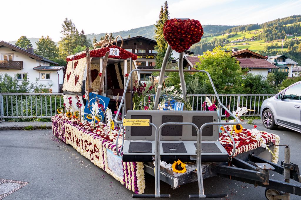 Kirchberg - Jährlich findet am 15. August der Kirchberger Blumencorso statt. Prächtig beblümte Wagen ziehen durch den Ort.  - © alpintreff.de - Christian Schön