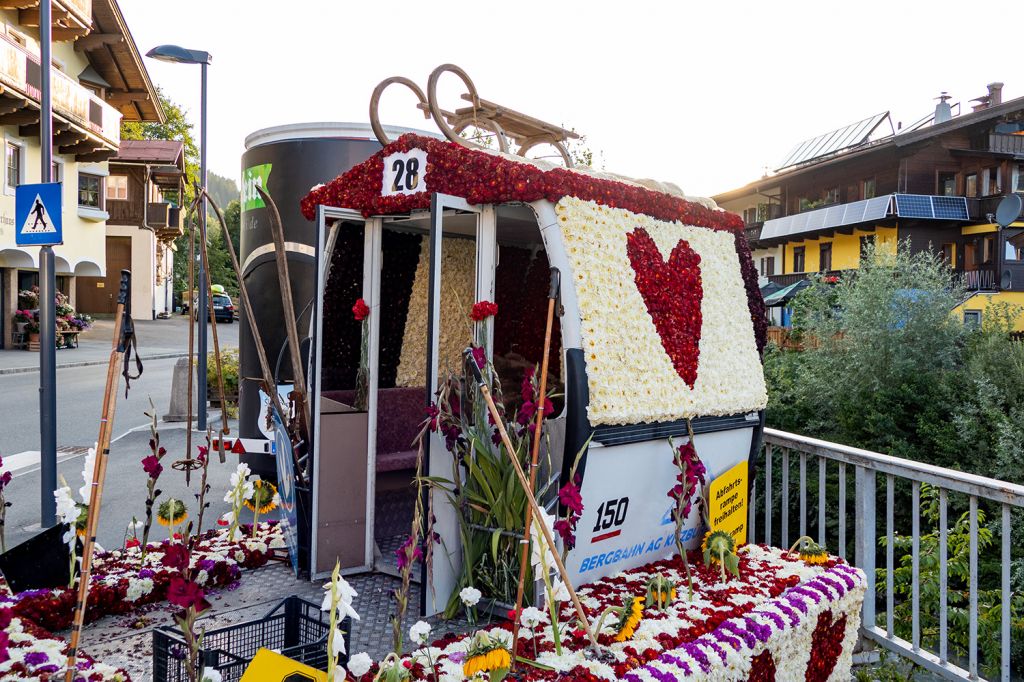 Kirchberg - Mit viel Liebe zum Detail werden die Wagen geschmückt. Über 600.000 Blumen kommen zum Einsatz. Drum herum gibt es Live Musik und viel Spaß. - © alpintreff.de - Christian Schön Kirchberg - Mit viel Liebe zum Detail werden die Wagen geschmückt. Über 600.000 Blumen kommen zum Einsatz. Drum herum gibt es Live Musik und viel Spaß. - © alpintreff.de - Christian Schön