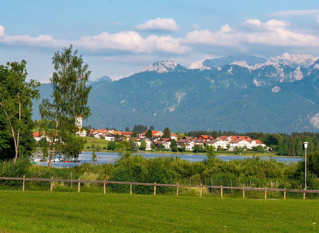 Hopfensee  - Wundervoll schmiegt er sich in die allgäuische Landschaft ein.  - © alpintreff.de - Christian Schön