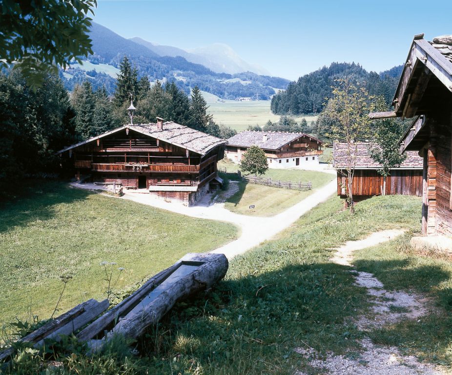 Alpbacher Einhof "Hackler" - Der Hacklerhof stammt aus Alpbach. Die umlaufenden Balkone schafften Abstellfläche. Bereits 1675 entstand der Hacklerhof und darf jetzt im Freilichtmuseum besichtigt werden. - © Museum Tiroler Bauernhöfe Alpbacher Einhof "Hackler" - Der Hacklerhof stammt aus Alpbach. Die umlaufenden Balkone schafften Abstellfläche. Bereits 1675 entstand der Hacklerhof und darf jetzt im Freilichtmuseum besichtigt werden. - © Museum Tiroler Bauernhöfe