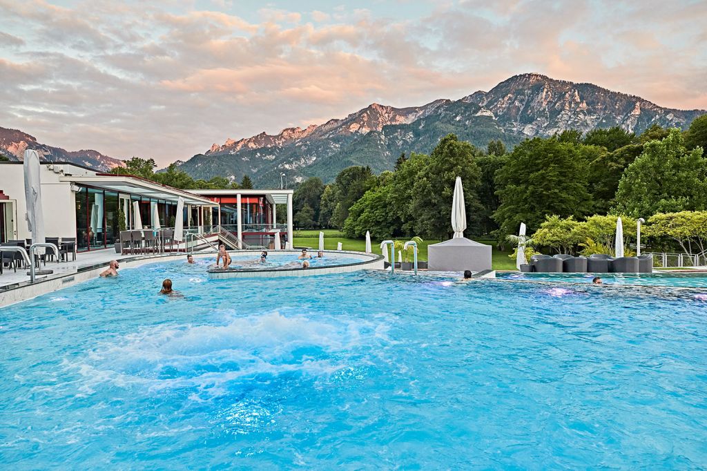 Panoramablick - Das Außenbecken mit Blick auf die Berge ist schon einmal eine Wucht. - © Rupertus Therme Panoramablick - Das Außenbecken mit Blick auf die Berge ist schon einmal eine Wucht. - © Rupertus Therme