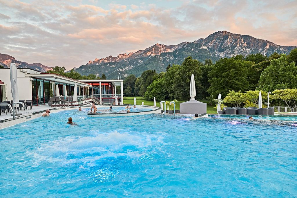 Panoramablick - Das Außenbecken mit Blick auf die Berge ist schon einmal eine Wucht. - © Rupertus Therme