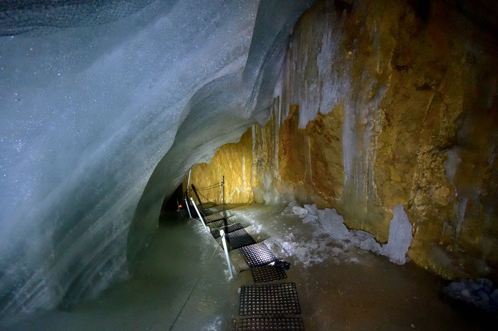 Schellenberger Eishöhle - Marktschellenberg - Ziel ist die Fuggerhalle, der tiefste Punkt des Rundganges.  - © Verein für Höhlenkunde Schellenberg e.V.