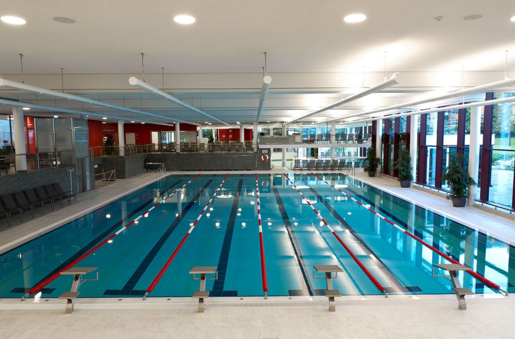 Sportlich - Ein großes Sportler-Becken lässt das Herz der erfahrenen Bahnenschwimmer höher schlagen. - © Rupertus Therme