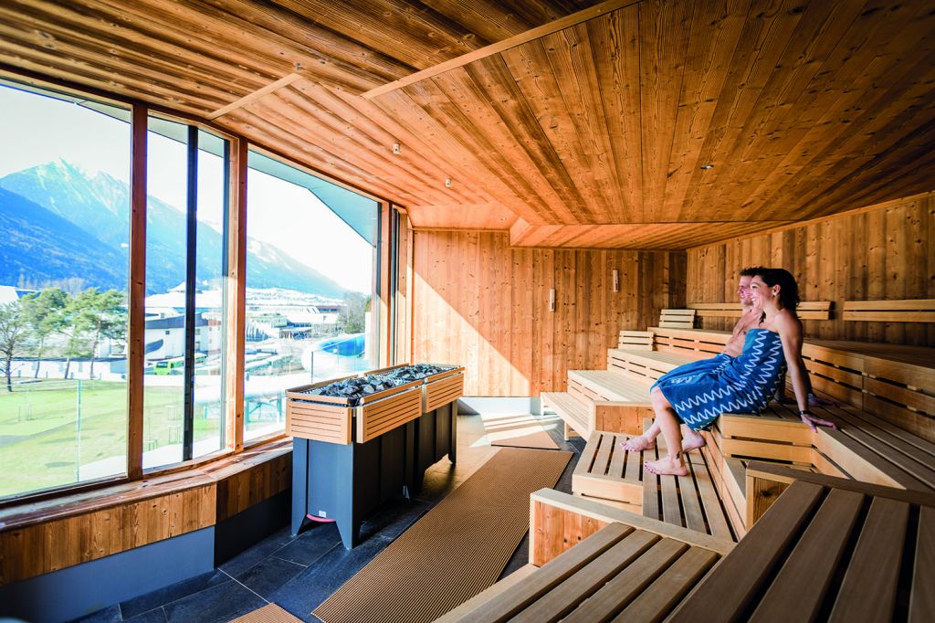 Wellness in Telfs - Nach der Action geht´s in den großen Wellnessbereich mit mehreren Saunen, ins Dampfbad, ins Relaxbecken oder in die Ruhebereiche. Außergewöhnlich ist die ausgediente Bergbahn-Kabine, die nun als Physiotherm-Infrarotkabinen-Gondel genutzt wird. - © Telfer Bad Wellness in Telfs - Nach der Action geht´s in den großen Wellnessbereich mit mehreren Saunen, ins Dampfbad, ins Relaxbecken oder in die Ruhebereiche. Außergewöhnlich ist die ausgediente Bergbahn-Kabine, die nun als Physiotherm-Infrarotkabinen-Gondel genutzt wird. - © Telfer Bad