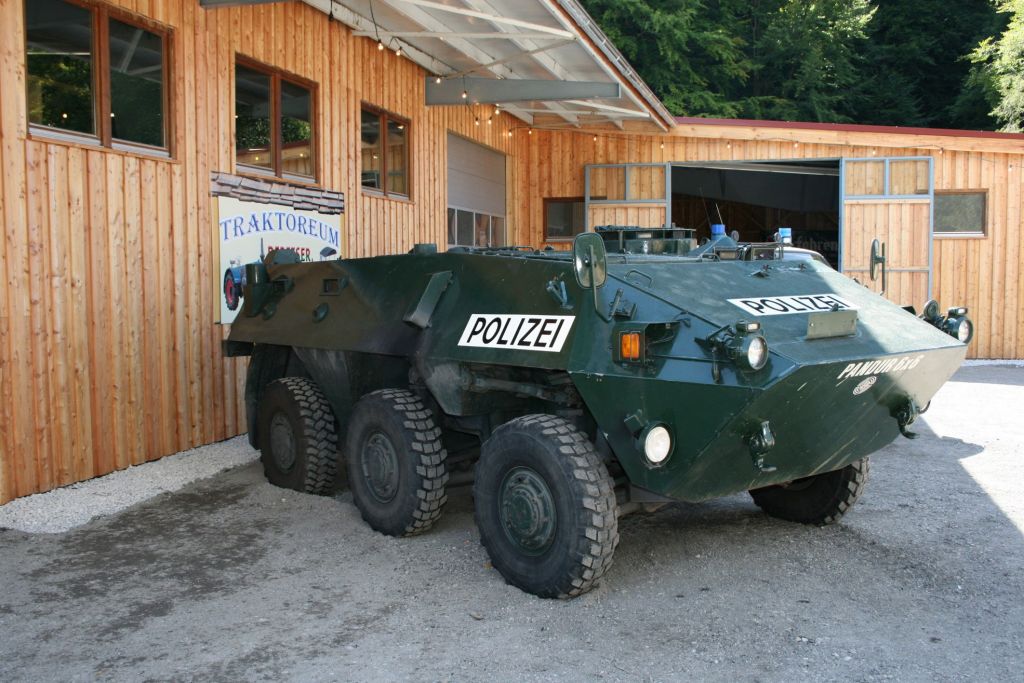 Sogar einen Panzer gibt es - Das Traktoreum hat ein Polizeigefährt im Angebot. Staunen erlaubt. - © Achenseer Museums- und Erlebniswelt Sogar einen Panzer gibt es - Das Traktoreum hat ein Polizeigefährt im Angebot. Staunen erlaubt. - © Achenseer Museums- und Erlebniswelt