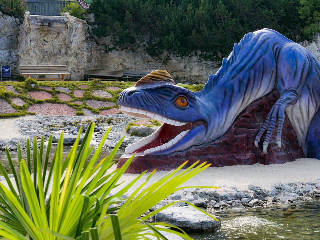 Jede Menge Dinos - ... auf dem Weg. Der Triassic Trail bringt Dir viel über die Urzeittiere bei. - © alpintreff.de - Christian Schön Jede Menge Dinos - ... auf dem Weg. Der Triassic Trail bringt Dir viel über die Urzeittiere bei. - © alpintreff.de - Christian Schön