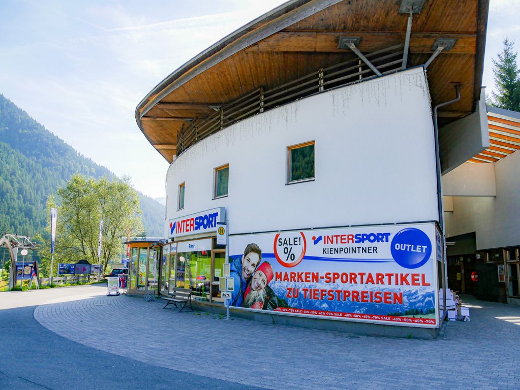 Eingangsgebäude - Hier steigst Du in die Bergbahn ein. Unten befindet sich ein Sportshop. - © alpintreff.de - Silke Schön