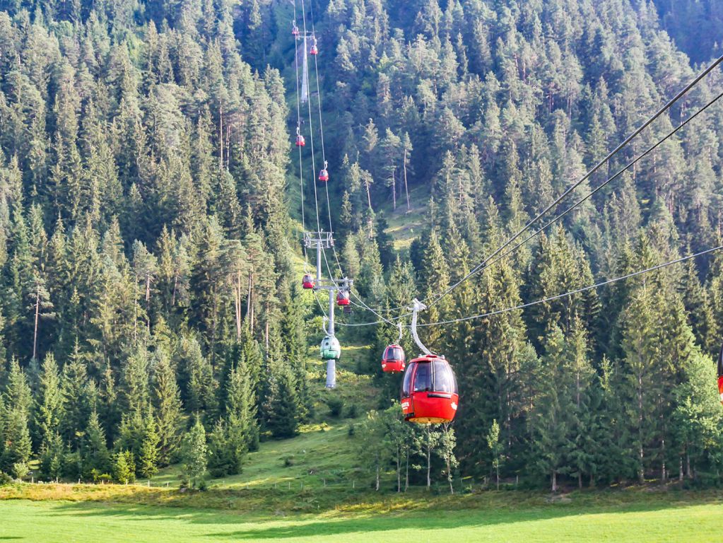 Hoch hinauf - Mit der Bergbahn legst Du eine Strecke von 2.813 Metern zurück. - © alpintreff.de - Christian Schön