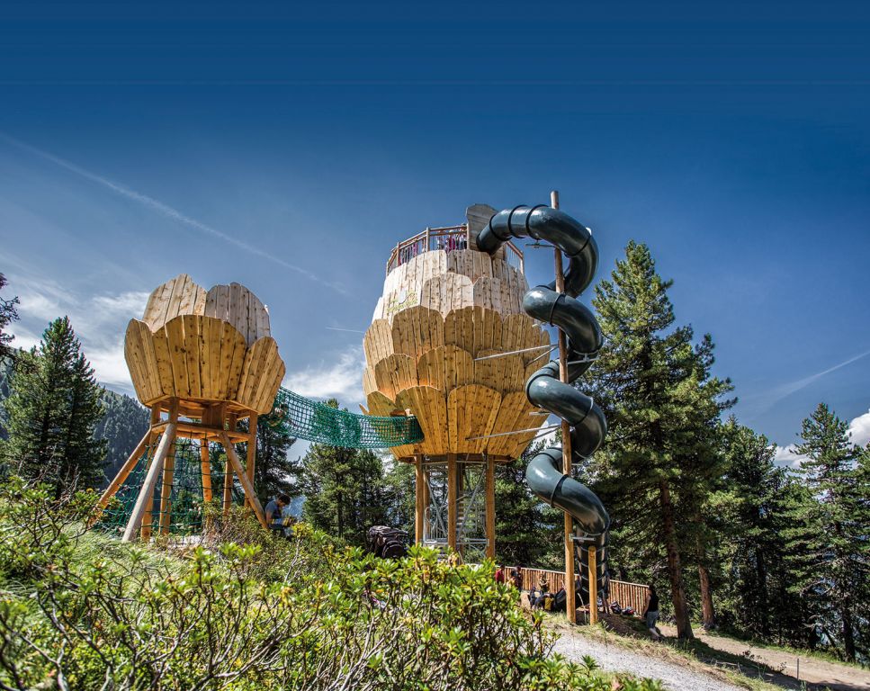 Zirbenpark - Pitztal - Der wie in Zirbenzapfen geformte Turm ist Start für die lange Rutsche und zugleich eine Aussichtsplattform. - © Hochzeiger Bergbahnen, Daniel Zangerl