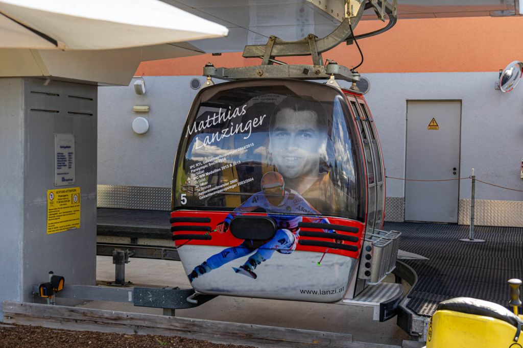 Matthias Lanzinger  - Diese Gondel der Kombibahn Karkogel ist Matthias Lanzinger gewidmet, einem ehemaligen Skirennläufer, der später erfolgreich bei den Paralympics war. Tragisch-spannende Geschichte. Er wurde in Abtenau geboren. - © alpintreff.de - Christian Schön