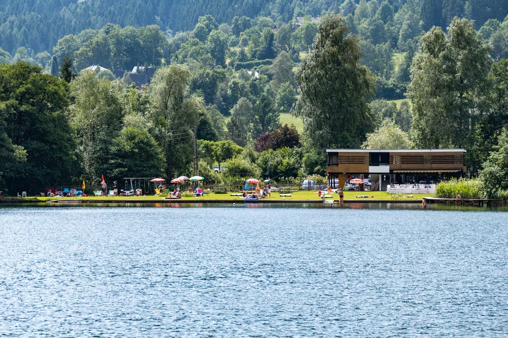 Afritzsee in Kärnten - An der südlichen Spitze des Sees gibt es ein weiteres Strandbad. - © alpintreff.de / christian Schön Afritzsee in Kärnten - An der südlichen Spitze des Sees gibt es ein weiteres Strandbad. - © alpintreff.de / christian Schön