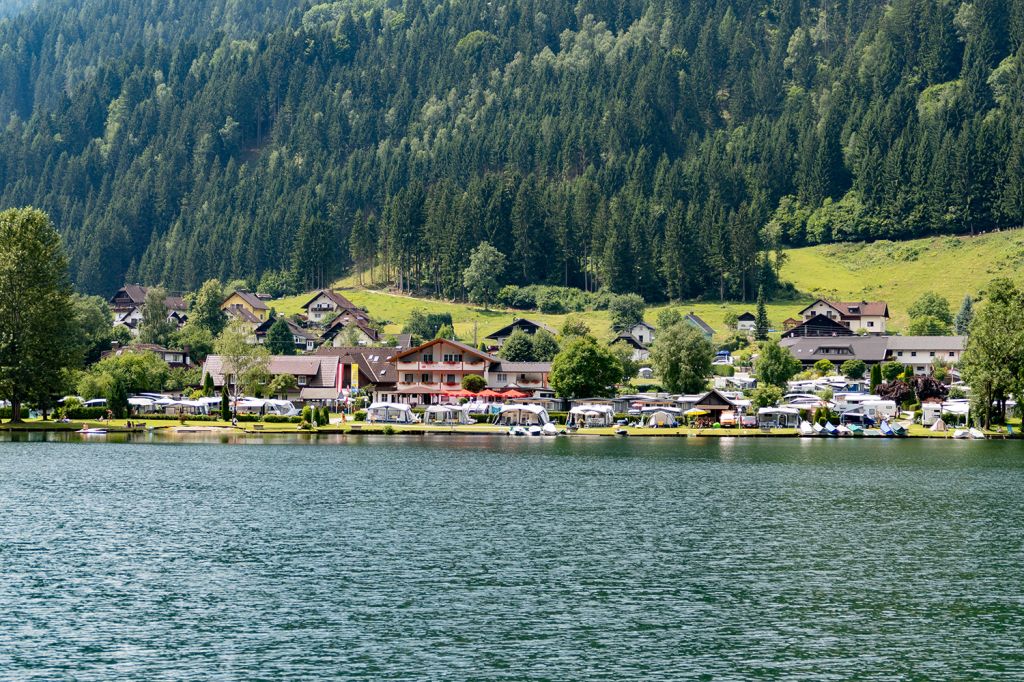 Afritzsee in Kärnten - Blick auf die Campingplätze an der Südspitze des Afritzer Sees. - © alpintreff.de / christian Schön Afritzsee in Kärnten - Blick auf die Campingplätze an der Südspitze des Afritzer Sees. - © alpintreff.de / christian Schön