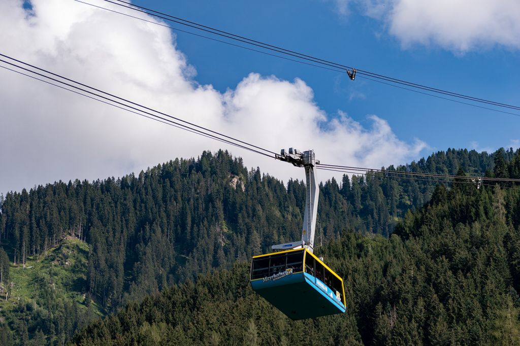 Ahornbahn Mayrhofen - Die Kabine der Ahornbahn ist eine der größten im Alpenraum. Sie kann auch für Feiern genutzt werden. Eine Bar steht in der Talstation und kann bei Bedarf hineingeschoben werden, so dass Feierlichkeiten an quasi jeder Stelle der Strecke durchgeführt werden können. - © alpintreff.de / christian Schön Ahornbahn Mayrhofen - Die Kabine der Ahornbahn ist eine der größten im Alpenraum. Sie kann auch für Feiern genutzt werden. Eine Bar steht in der Talstation und kann bei Bedarf hineingeschoben werden, so dass Feierlichkeiten an quasi jeder Stelle der Strecke durchgeführt werden können. - © alpintreff.de / christian Schön