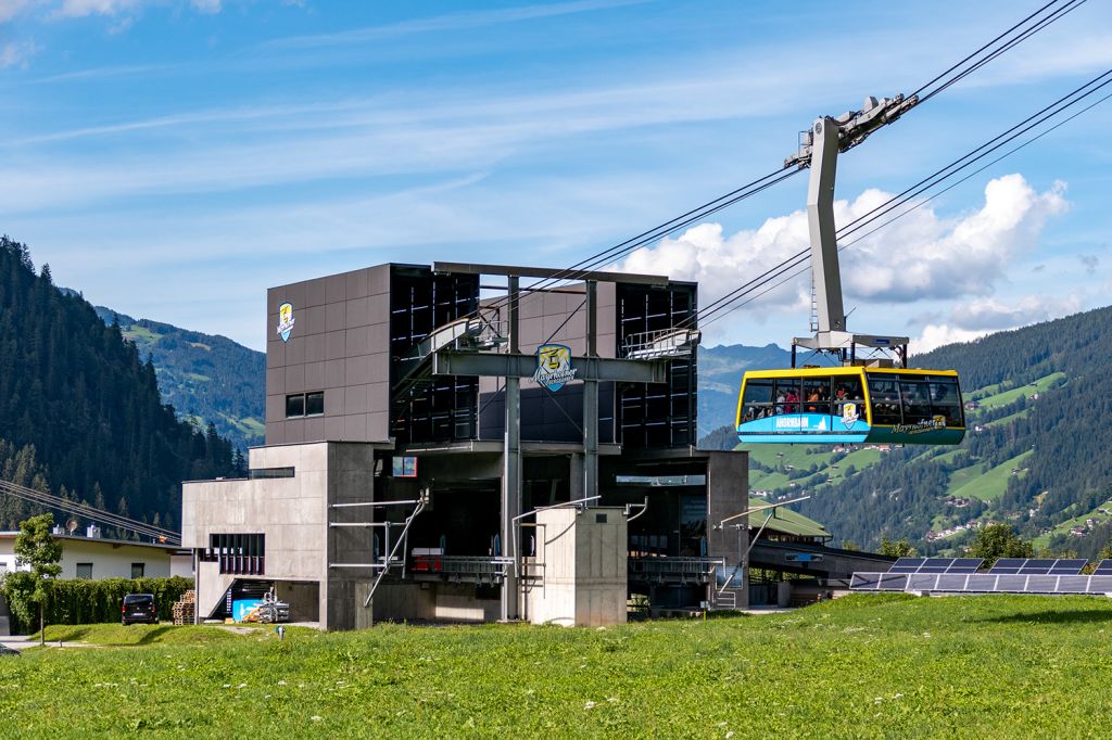 Alte Ahornbahn von 1968 in Mayrhofen - Etwa 7 Minuten benötigt die Gondel übrigens zum Gipfel auf 1.968 Metern. Etwa 1.200 Personen pro Stunde können so den Gipfel erreichen. - © alpintreff.de / christian Schön