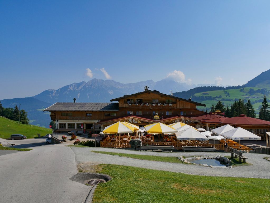 Alpengasthof Hochsöll - Einkehren und stärken kann man sich auch im Alpengasthof Hochsöll. Der Gatshof liegt direkt an der Bergstation. Von der Terrasse aus kann man die Kinder beim Spielen gut beaufsichtigen. - © alpintreff.de / christian schön