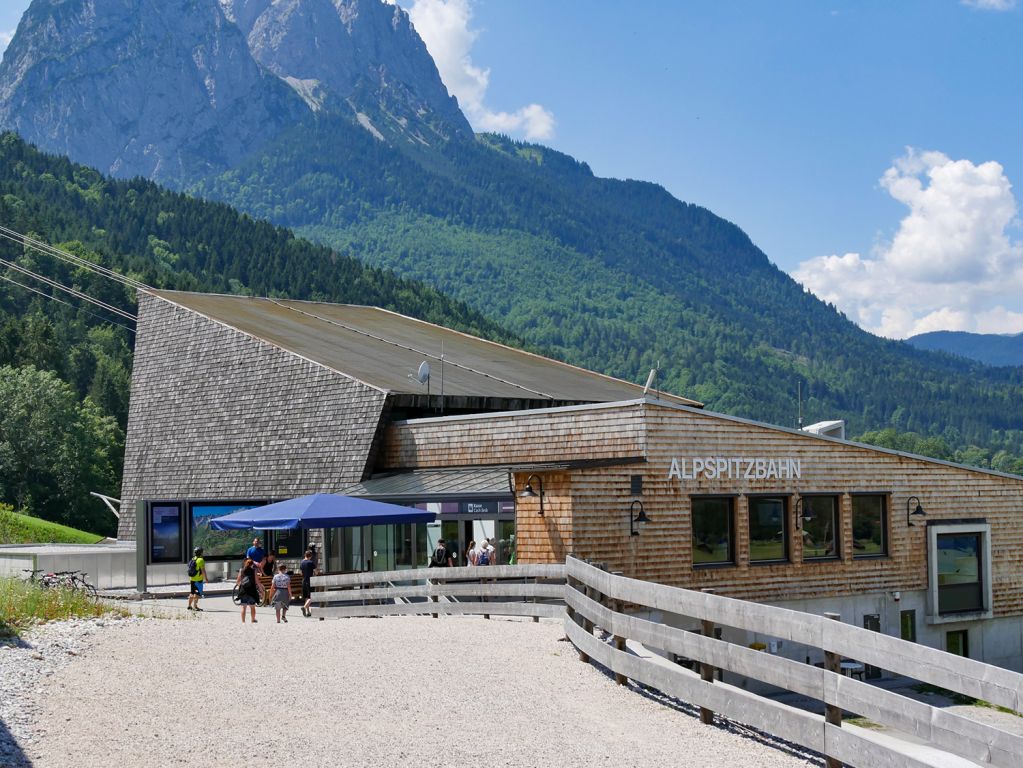 Talstation der Alpspitzbahn - Über eine Anschüttung gelangt man nun direkt in die erste Etage der Talstation. - © alpintreff.de / christian Schön Talstation der Alpspitzbahn - Über eine Anschüttung gelangt man nun direkt in die erste Etage der Talstation. - © alpintreff.de / christian Schön