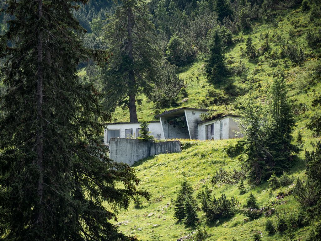 Bergstation alte 1er Sesselbahn - Die Bergstation der alten 1er Sesselbahn ist übrigens noch erhalten. Die Lifttrasse wurde allerdings beim Bau der 2er Sesselbahn deutlich versetzt. - © alpintreff.de / christian schön