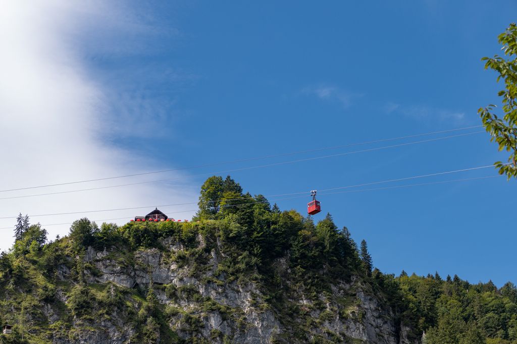 Alte Zwölferhorn Seilbahn St. Gilgen - Im ersten Streckenabschnitt, der bislang ohne Stützen auskam, werden dann zwei große Stützen stehen. Die Eleganz der alten Bahn wird also nicht erreicht. Hier mit Blick auf das Gasthaus Weißwand. - © alpintreff.de / christian Schön