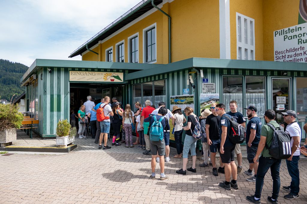 Alte Zwölferhorn Seilbahn St. Gilgen - An sommerlichen Tagen musste man allerdings auch mitunter länger warten. Das wird mit der neuen Bahn weniger. - © alpintreff.de / christian Schön