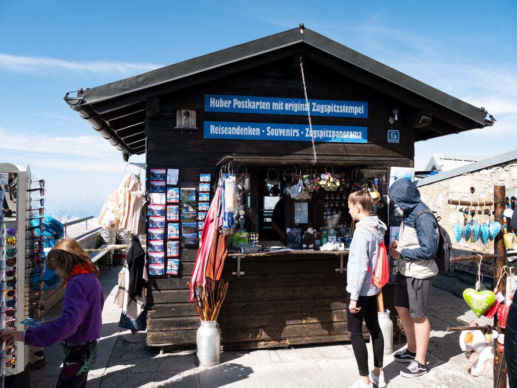 Zugspitz-Kiosk - Kiosk mit Ansichtskarten und kleinen Geschenken von Kitsch bis nett gemacht. Darf auch heutzutage nicht fehlen. - © alpintreff.de / christian schön