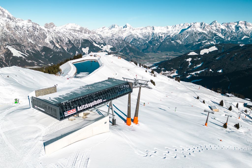 Asitzkogelbahn in Leogang - Die Drohnenaufnahme der Asitzkogel Bergstation bietet einen tollen Blick über den Asitz hin zu den Leoganger Steinbergen beziehungsweise dem Steinernen Meer. - © Leoganger Bergbahnen - Michael Geiler Asitzkogelbahn in Leogang - Die Drohnenaufnahme der Asitzkogel Bergstation bietet einen tollen Blick über den Asitz hin zu den Leoganger Steinbergen beziehungsweise dem Steinernen Meer. - © Leoganger Bergbahnen - Michael Geiler