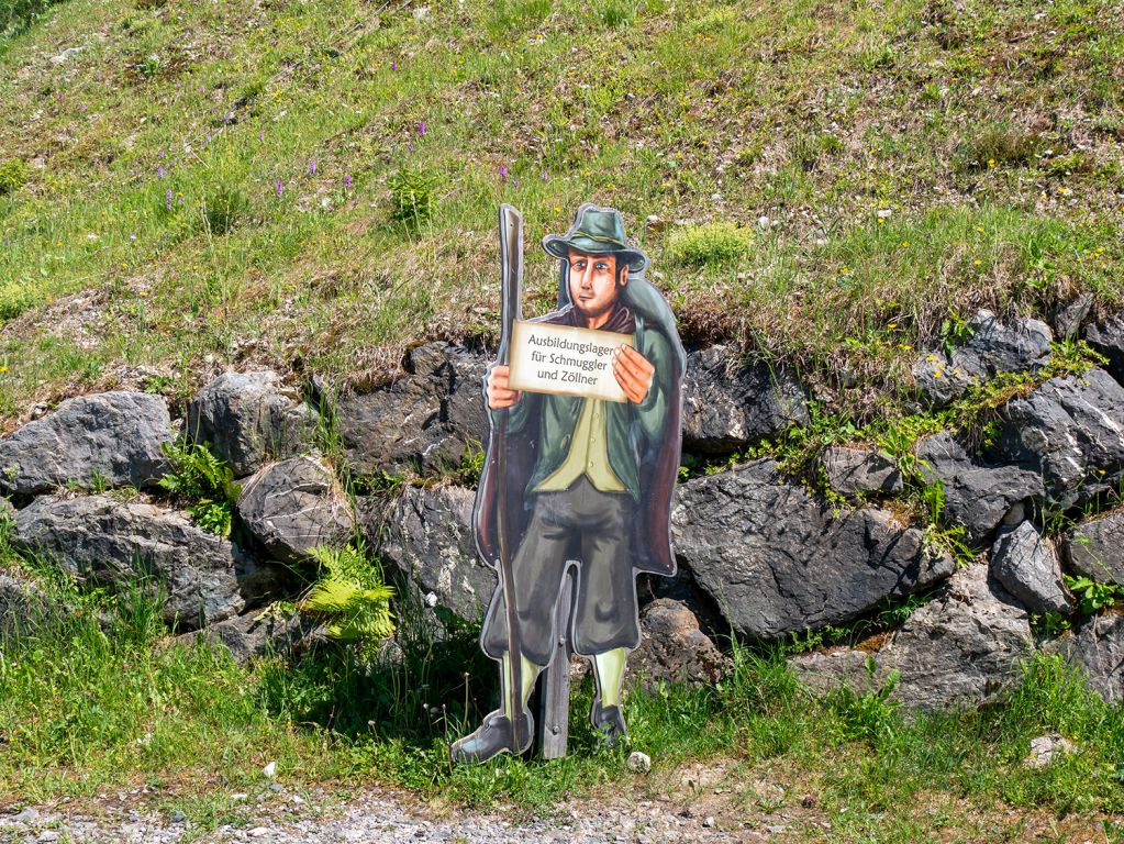 Schmugglerpfad Iseler - Wannenjoch - Psst. Auf dem Schmugglerpfad kannst Du ins Tannheimer Tal wandern. Die Wannenjochbahn bringt dich zurück ins Tal. Du kannst bereits im Tal entscheiden, ob Du Zöllner oder Schmuggler sein willst. Auf dem Weg warten dann Aufgaben auf Dich. Wenn Du sie erfüllst, dann erhhältst Du den Schmugglerpass. - © alpintreff.de / christian schön