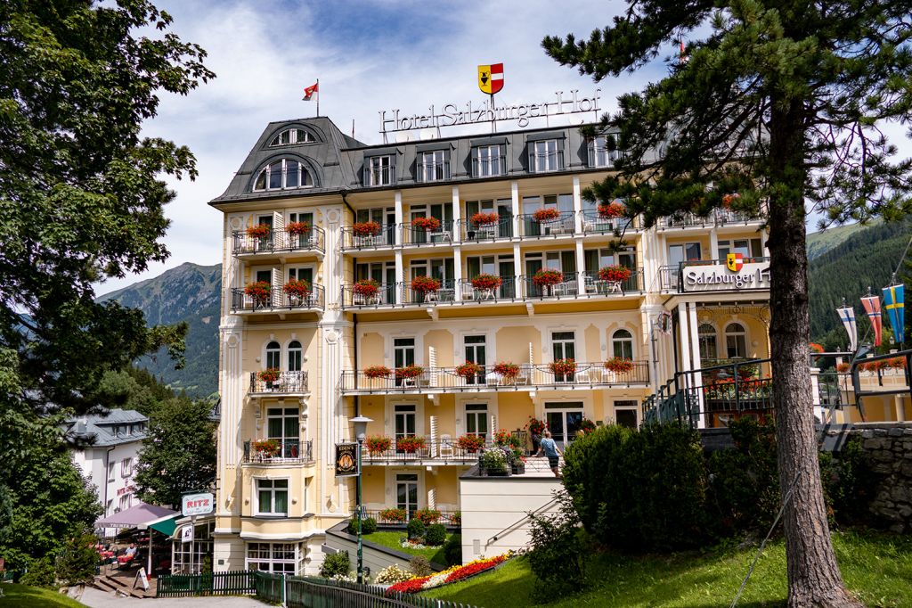 Bad Gastein - Aufgrund der beengten Platzverhältnisse sind die meisten Gebäude schmal und hoch. Sie haben ein paar Etagen mehr als in vielen anderen Orten. - © alpintreff.de / christian Schön