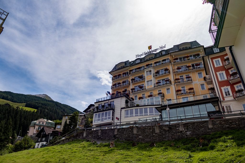 Bad Gastein - Ein paar Meter weiter schauen wir schon wieder zu einigen großen Hotels auf, wo wir gerade noch an der Dachkante standen. - © alpintreff.de / christian Schön Bad Gastein - Ein paar Meter weiter schauen wir schon wieder zu einigen großen Hotels auf, wo wir gerade noch an der Dachkante standen. - © alpintreff.de / christian Schön