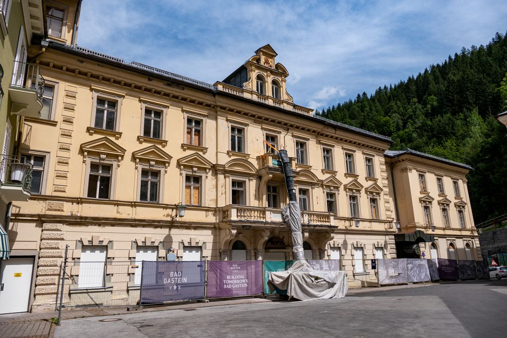 Bad Gastein - Auch den Historischen Gebäuden geht es nicht immer gut. Sie sind teuer in Unterhaltung und Sanierung. So manches Objekt steht leer. Hier wird aber immerhin saniert. - © alpintreff.de / christian Schön Bad Gastein - Auch den Historischen Gebäuden geht es nicht immer gut. Sie sind teuer in Unterhaltung und Sanierung. So manches Objekt steht leer. Hier wird aber immerhin saniert. - © alpintreff.de / christian Schön