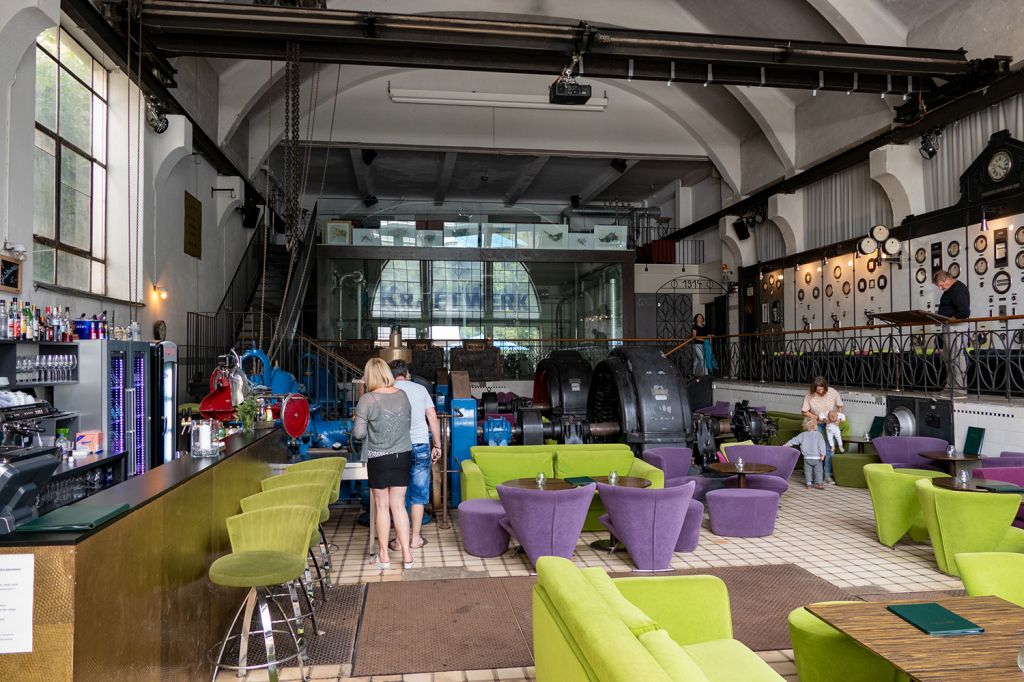 Bad Gastein - Ein weiteres Beispiel für eine äußerst gelungene Nachnutzung ist das Kraftwerk in Bad Gastein. Das ehemalige Wasserkraftwerk so chillig in ein Cafe umzuwandeln: Hut ab! - © alpintreff.de / christian Schön Bad Gastein - Ein weiteres Beispiel für eine äußerst gelungene Nachnutzung ist das Kraftwerk in Bad Gastein. Das ehemalige Wasserkraftwerk so chillig in ein Cafe umzuwandeln: Hut ab! - © alpintreff.de / christian Schön