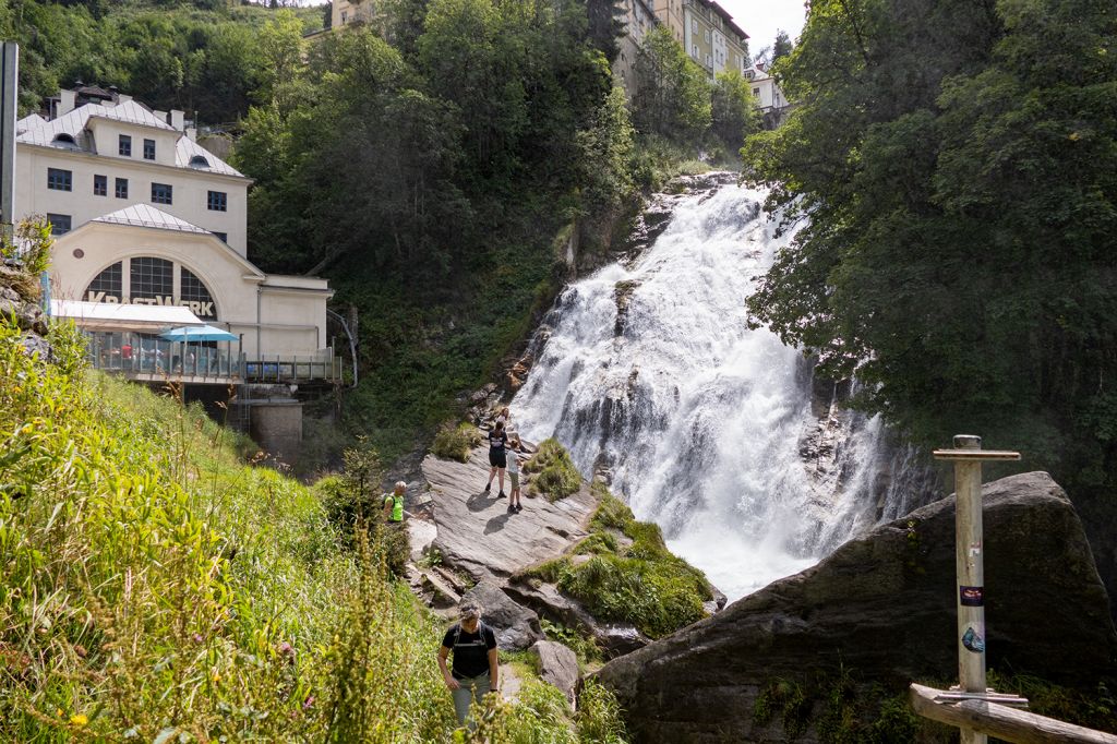 Bad Gastein - Im Sommer kannst du dich allerdings auch herrlich auf die Terrasse setzen und stundenlang den Wasserfall beobachten. Das beruhigt ungemein. Oder einfach mal ein Erinnerungsfoto machen. - © alpintreff.de / christian Schön