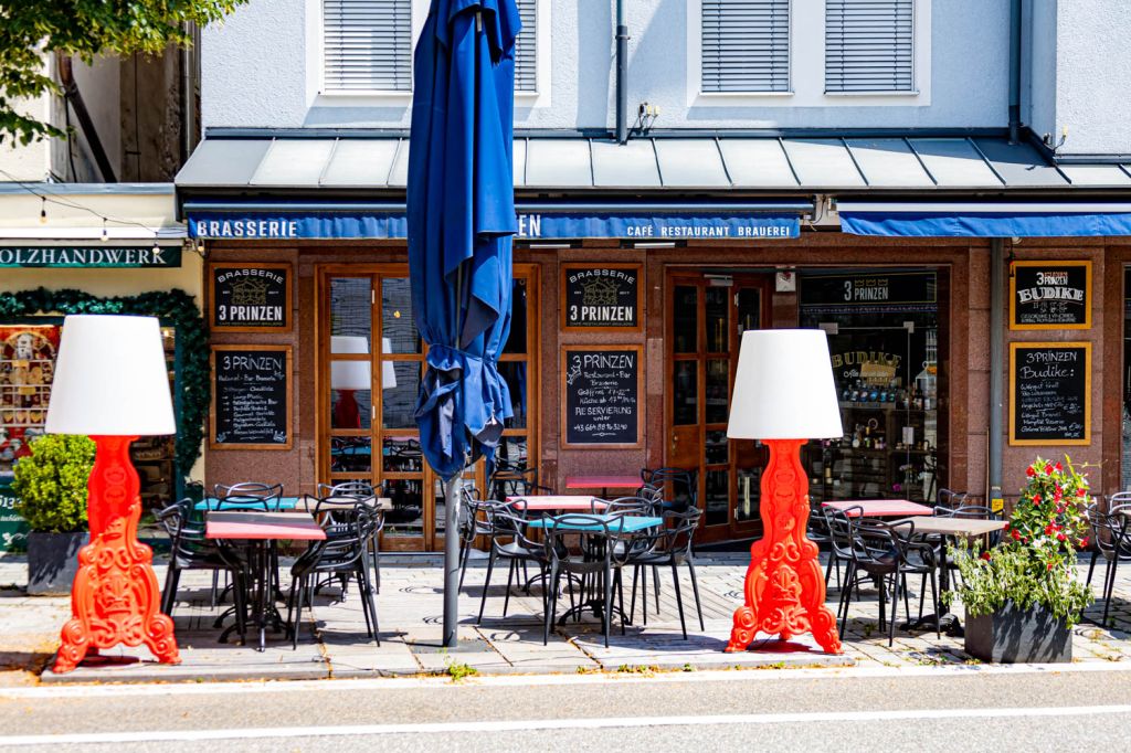 Bilder aus Bad Ischl - Oberösterreich - Außergewöhnliche Details im Stadbild wie diese großen Lampen an der Brasserie 3 Prinzen. - © alpintreff.de - Christian Schön