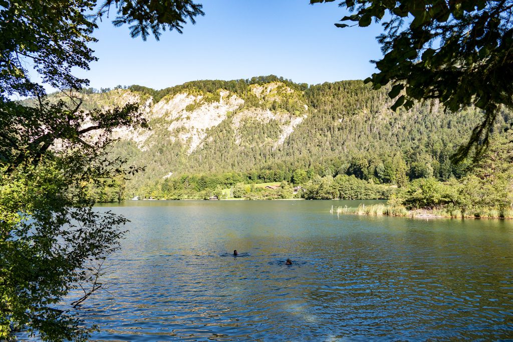 Der Thumsee in Bad Reichenhall - Der beliebte Badesee lockt Gäste an, vor allem bei schönem Wetter. Aber auch Wanderungen sind wunderbar um den See.  - © alpintreff.de - Christian Schön