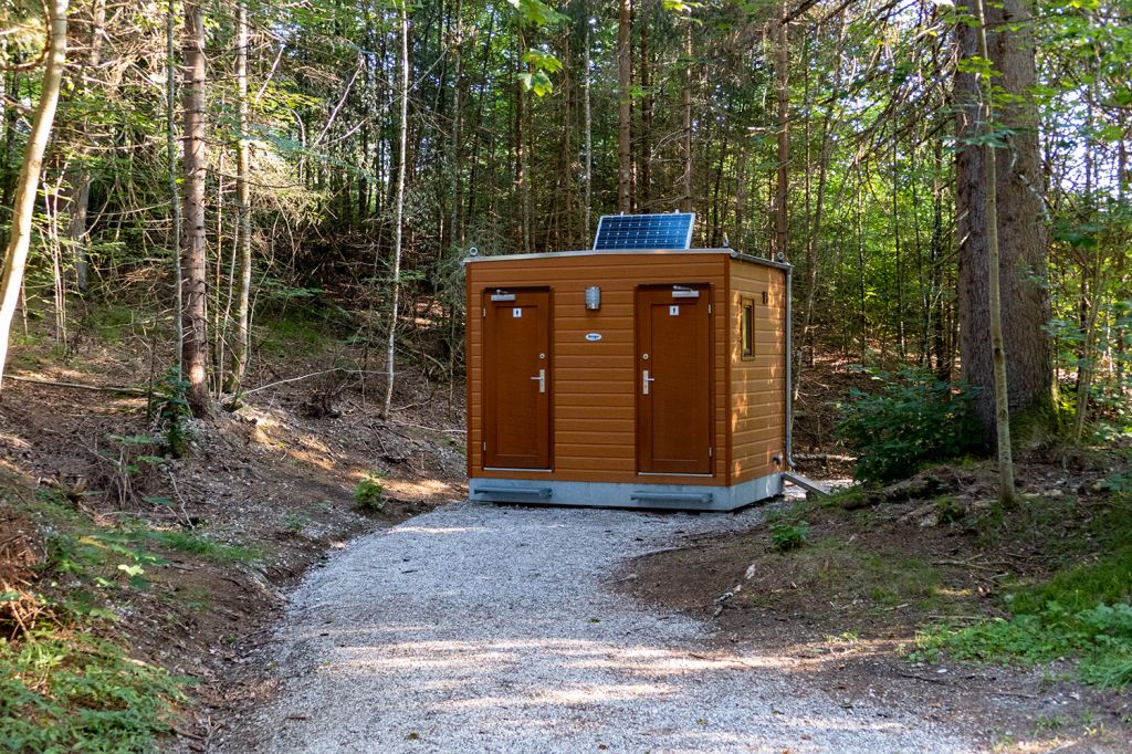 Toilettenhäuschen Barmsee - Eine Basisausstattung ist mit diesem neuen Toilettenhäuschen vorhanden. - © alpintreff.de / christian Schön