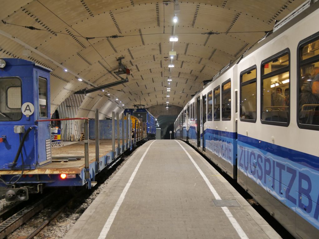 Zahnradbahn auf die Zugspitze - Während unserer Aufnahmen herrschte noch reger Bauverkehr. So wurden immer noch Seilbahnteile und Teile für den Innenausbau auf der Zugspitze Transportiert. - © alpintreff.de / christian Schön